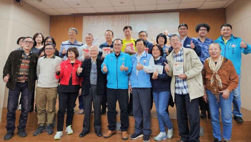 ▲出席新書發表會的文化界人士與各界貴賓開心合影留念。（圖/金門文化局 提供）