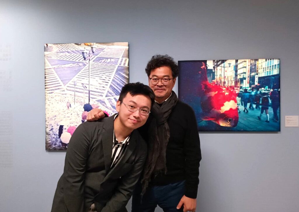 攝影家鄧博仁(右)與董道謀先生長期研究李悌欽老師的作品,對其獨樹一幟的前衛風格十分推崇。(記者 陳安婷/攝)