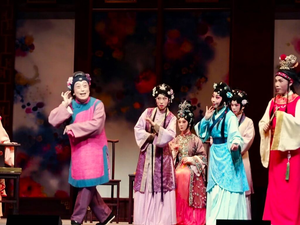 李寶春（左）扮演劉姥姥，鄉下農婦的言行舉止逗樂賈府一大家子。（記者 陳安婷/攝）
