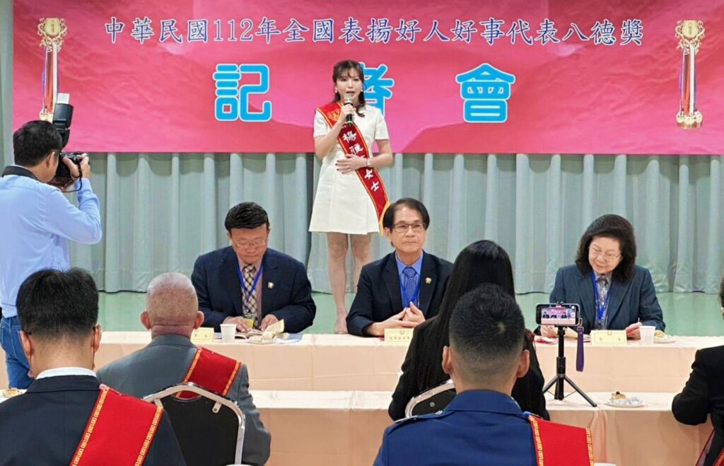 ▲宏利發建設董事長楊雅婷,代表全體好人好事代表得獎人致謝詞,內容感性且感人。(記者 辛澎祥/攝)