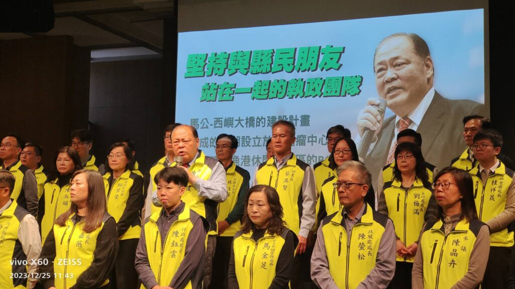 ▲澎湖縣長陳光復（中）率領縣府團隊舉辦就職周年媒體發布會。（記者 張弘光/攝）