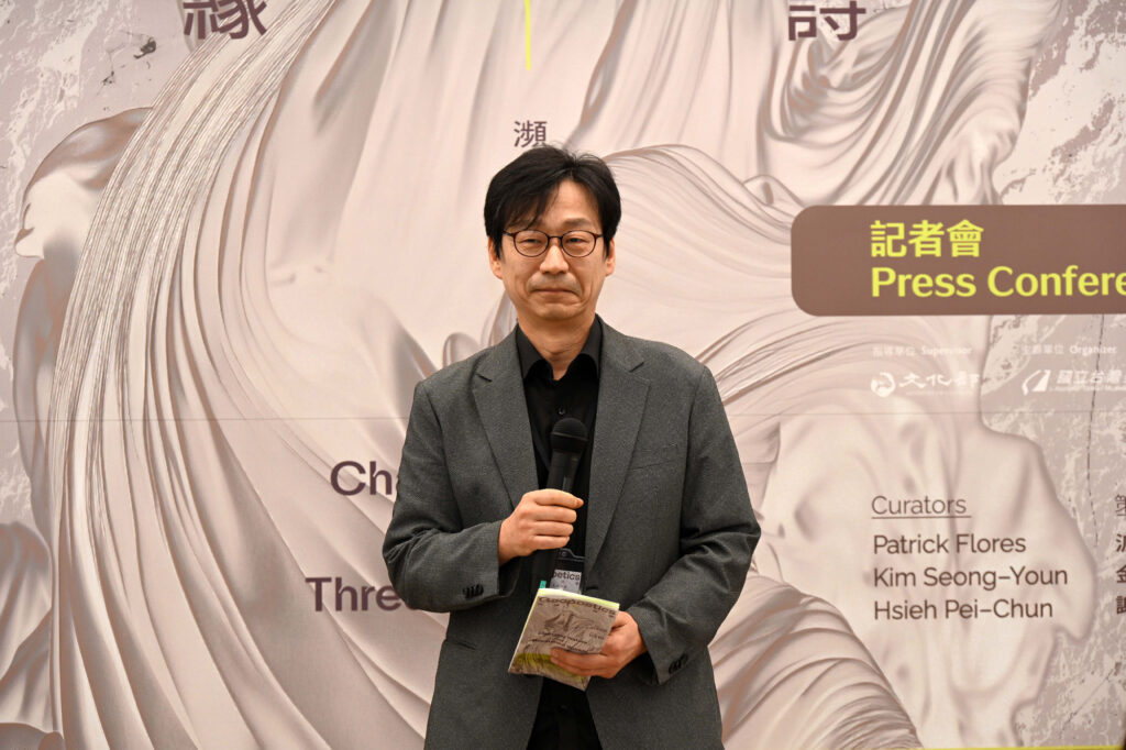 韓國策展人金聖淵希望大家共同反思當前社會所面臨的問題 。(圖/國美館提供)
