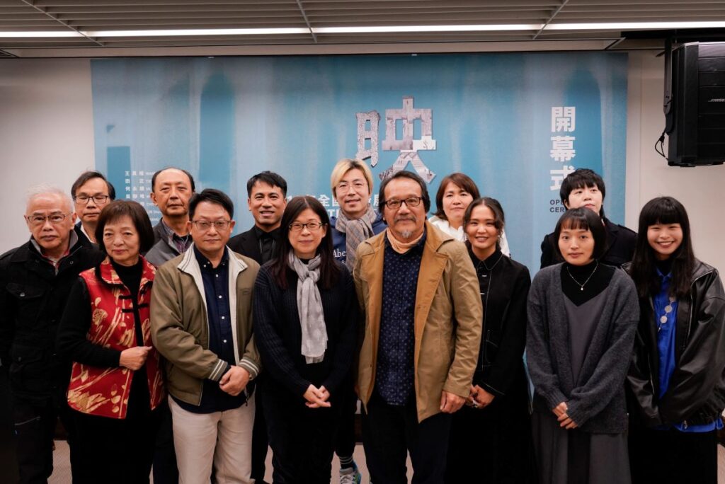 國立臺灣美術館館長陳貺怡（左四）、評審委員簡永彬（右四）與得獎者合影。