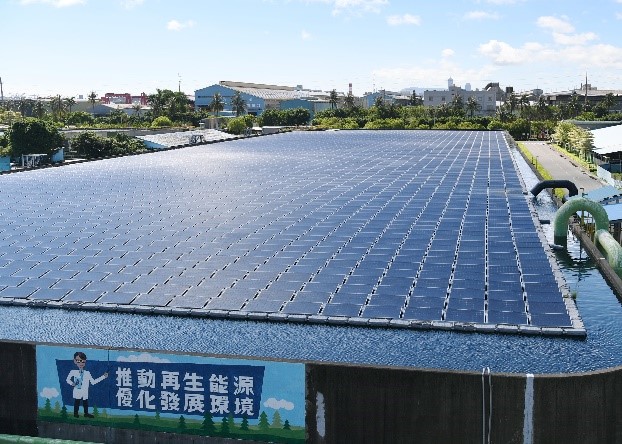 中鋼每日約使用6.05萬噸再生水,也於儲水池上建置太陽光電系統。(圖/中鋼提供)