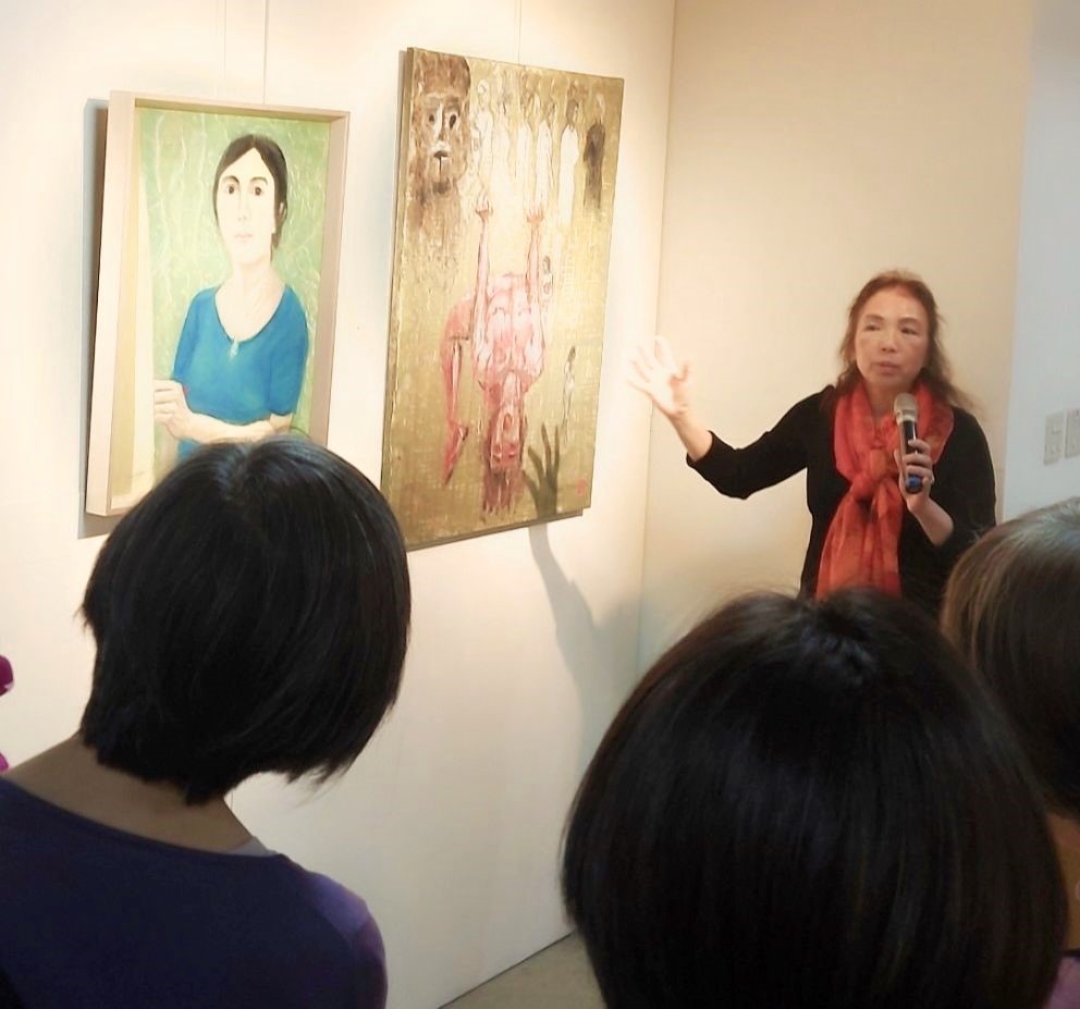 ▲參展藝術家蔡麗莉為她的作品進行導覽,受到出席展覽開幕式的貴賓的重視聆賞。(記者 辛澎祥/攝)
