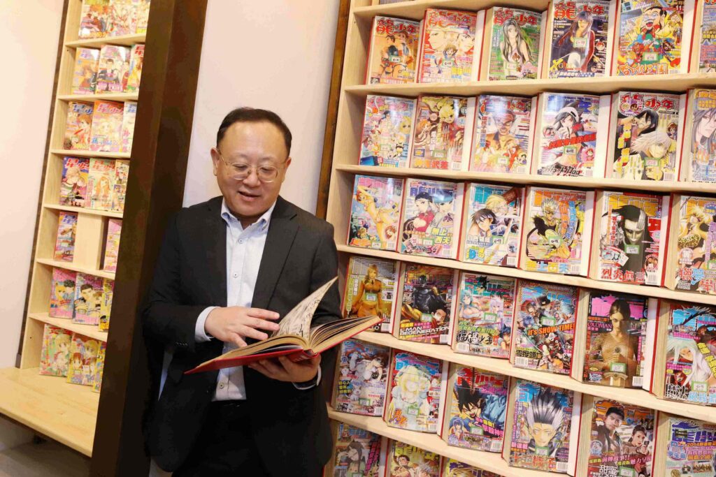 文化部長史哲於 「時代封面－臺灣漫畫雜誌流行回顧特展」前，勾起當年「追」漫畫雜誌的各種故事。（圖/文化部提供）