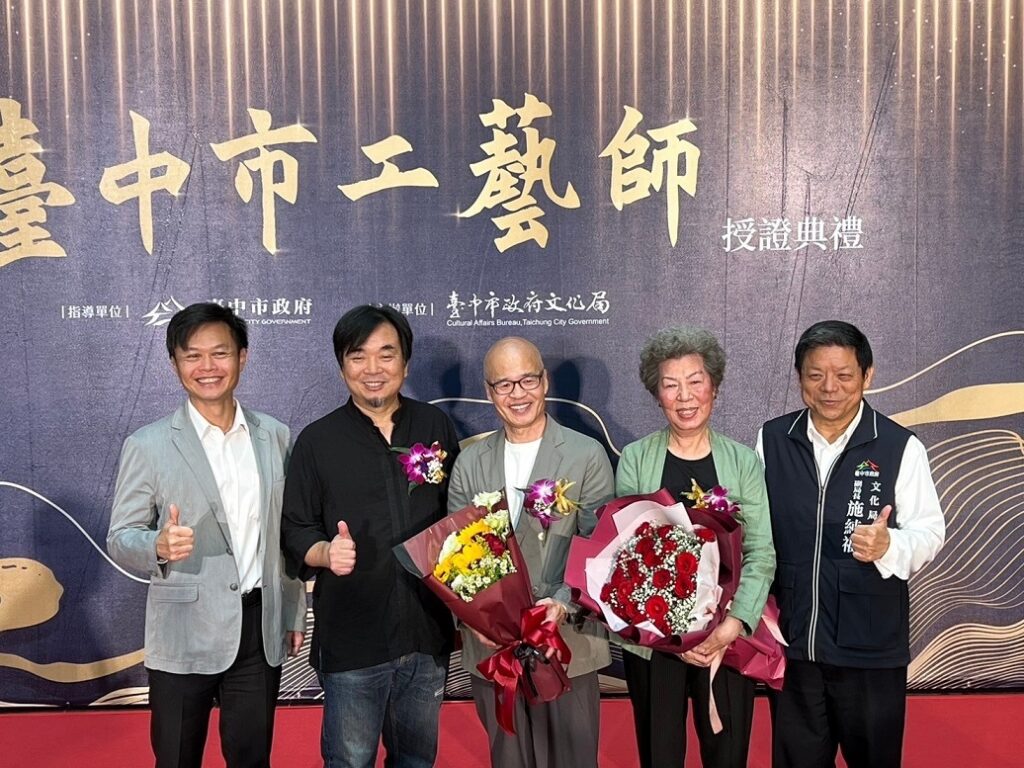 林育鴻副秘書長恭喜三位工藝師獲此殊榮。（圖/文化局提供）