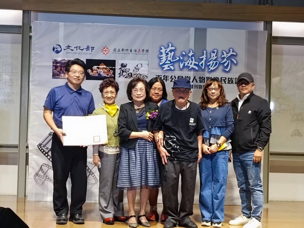 燈藝師林玉珠燈藝師林玉珠(左三)與親友團合影。(記者 陳安婷/攝)