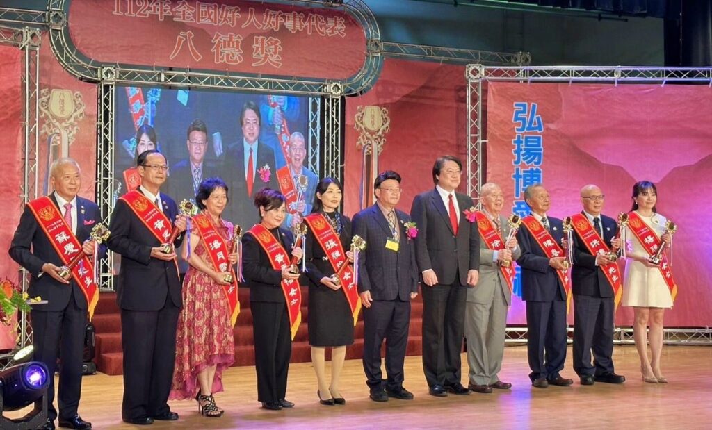 ▲獲得全國好人好事代表殊榮的得獎人與內政部長林右昌(右五)合影留念,場面熱烈。(記者 辛澎祥/攝)
