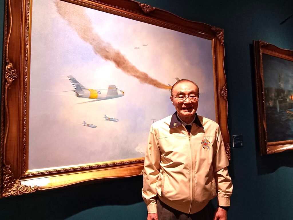 退輔會主任委員馮世寬看到胡四維〈台海空戰〉描繪空戰的作品，感觸頗深。（記者 陳安婷/攝）