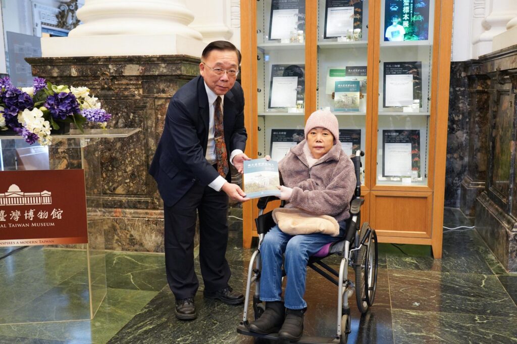 ▲洪世佑館長（左）致贈學刊給王嘉祥夫人林淑芳女士。（圖/臺博館 提供）