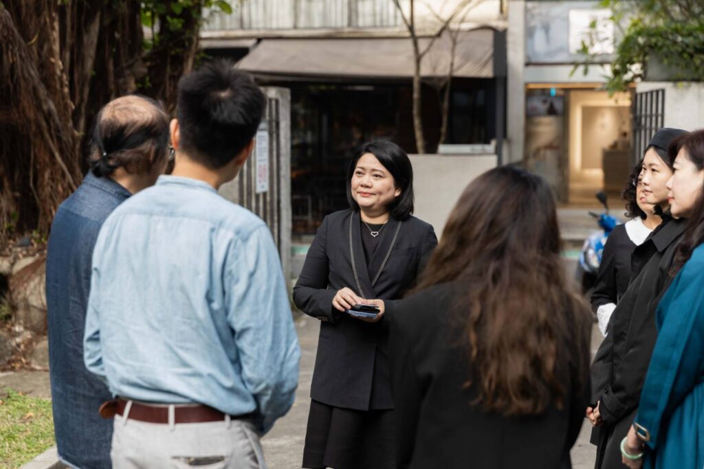 ▲陳菁螢理事長(中)與媒體對談畫廊協會今年的會務推動與活動策畫內容。(圖/畫廊協會 提供)