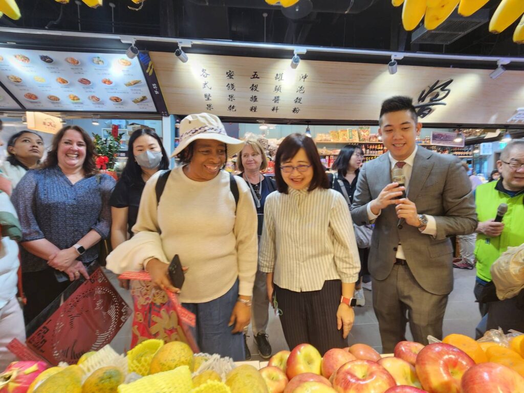 ▲台北市政府副市長林奕華(右二)陪同駐華使節夫人參訪台北南門市場。(圖/台北市產發局 提供)