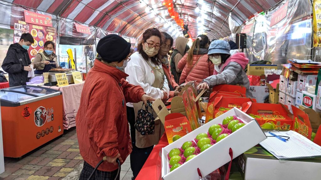 ▲新北6大農會超市推出年菜特惠,吸引民眾上門採購。(圖/新北農業局 提供)