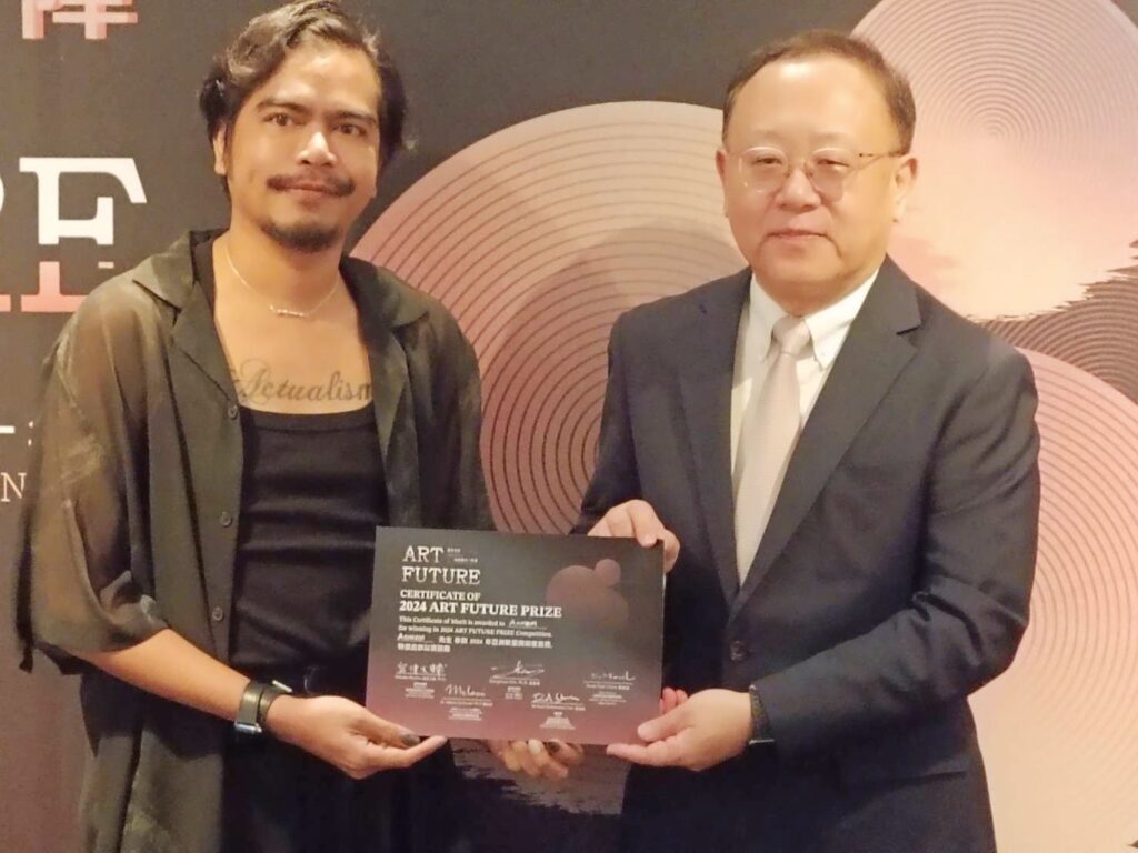 ▲文化部長史哲(右)代表主辦方頒贈亞洲新星獎,由泰國藝術家代表接受。(記者 辛澎祥/攝)