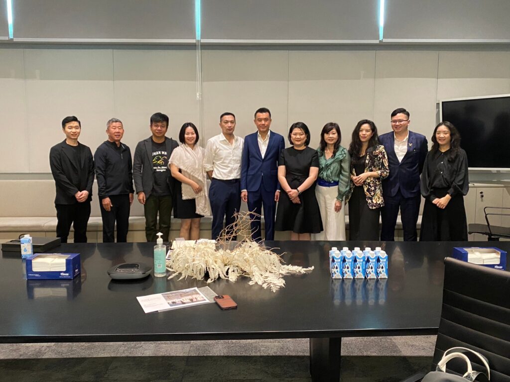 ▲中華民國畫廊協會拜訪新加坡國家美術館,雙方合影留念。(圖/畫廊協會 提供)