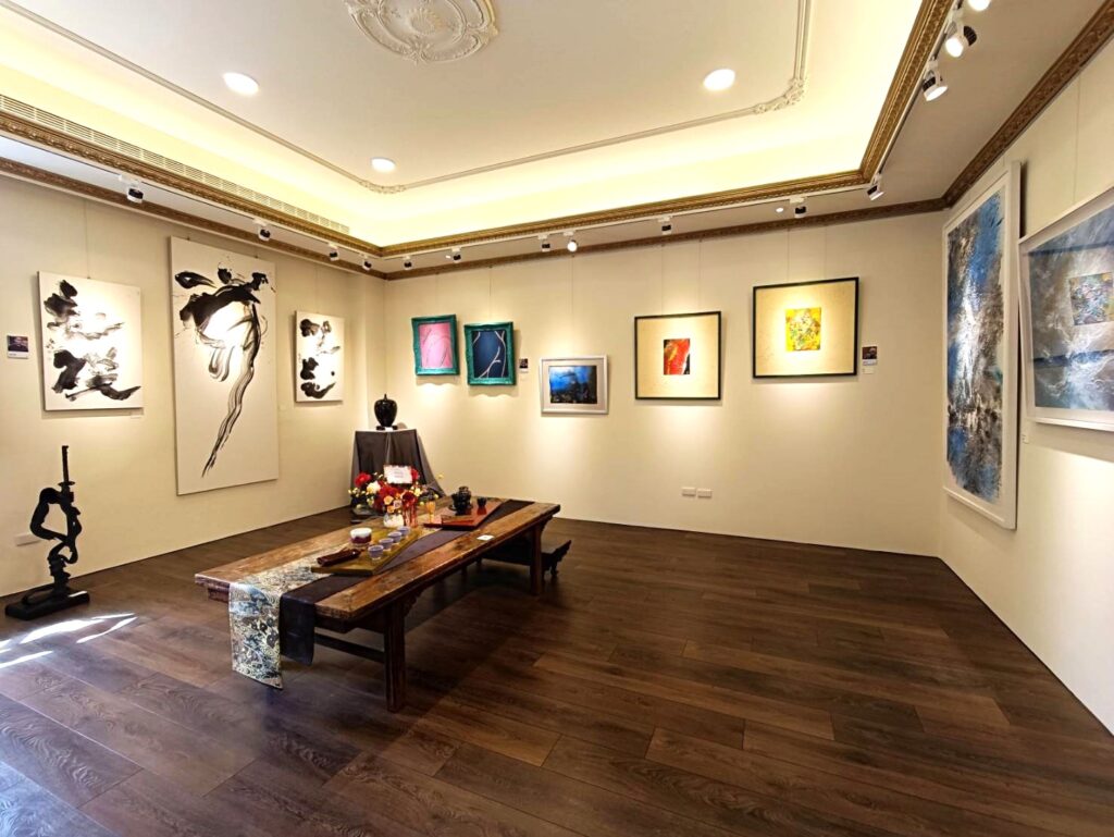 ART365美術館的實體展館,環境清幽,採光明亮,是中臺灣專業的藝術家與藏家的交流場域。(記者 辛澎祥/攝)