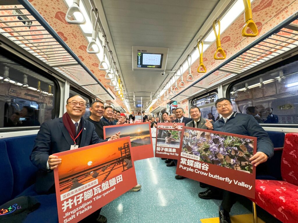 ▲臺鐵與觀光署合作推出彩繪列車與便當。(圖/觀光署 提供)