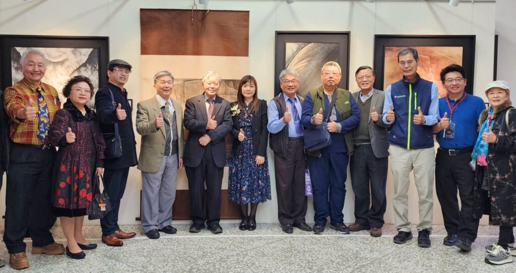 ▲與會臺藝大教授及主協辦方館長暨貴賓代表,親自出席開幕式並向舉辦個展的楊企霞教授(中)表達道賀之意。(記者 辛澎祥/攝)
