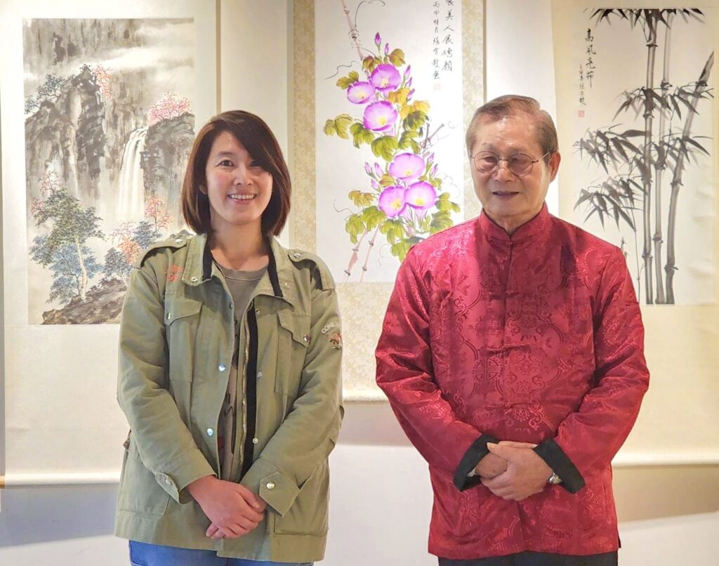 ▲張有趁老師舉行書畫個展，小女兒也開心到場支持老爸。（記者 辛澎祥/攝）