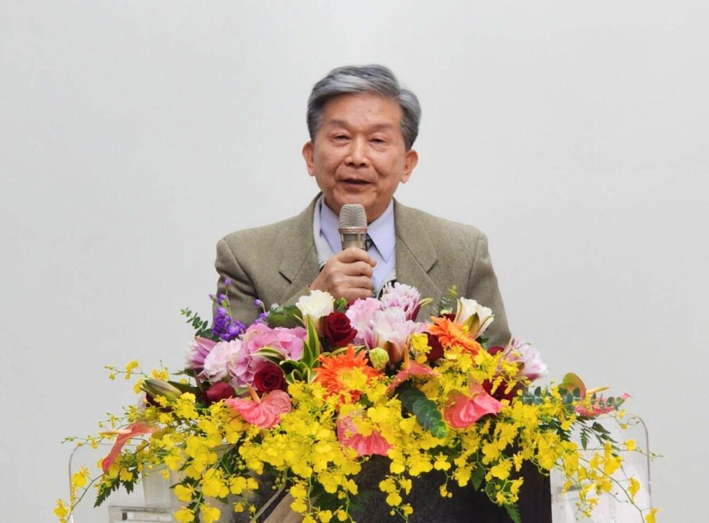 ▲臺藝大前美術學院院長羅振賢教授,肯定楊企霞老師在孝心的基礎上逐步完成她教子、創作與教育的學程,成績格外亮眼。(記者 辛澎祥/攝)