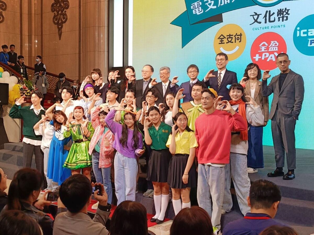 嘉惠學弟妹   回饋故里情   文化部宣示文化幣常態化發放 16-22歲學子嗨翻