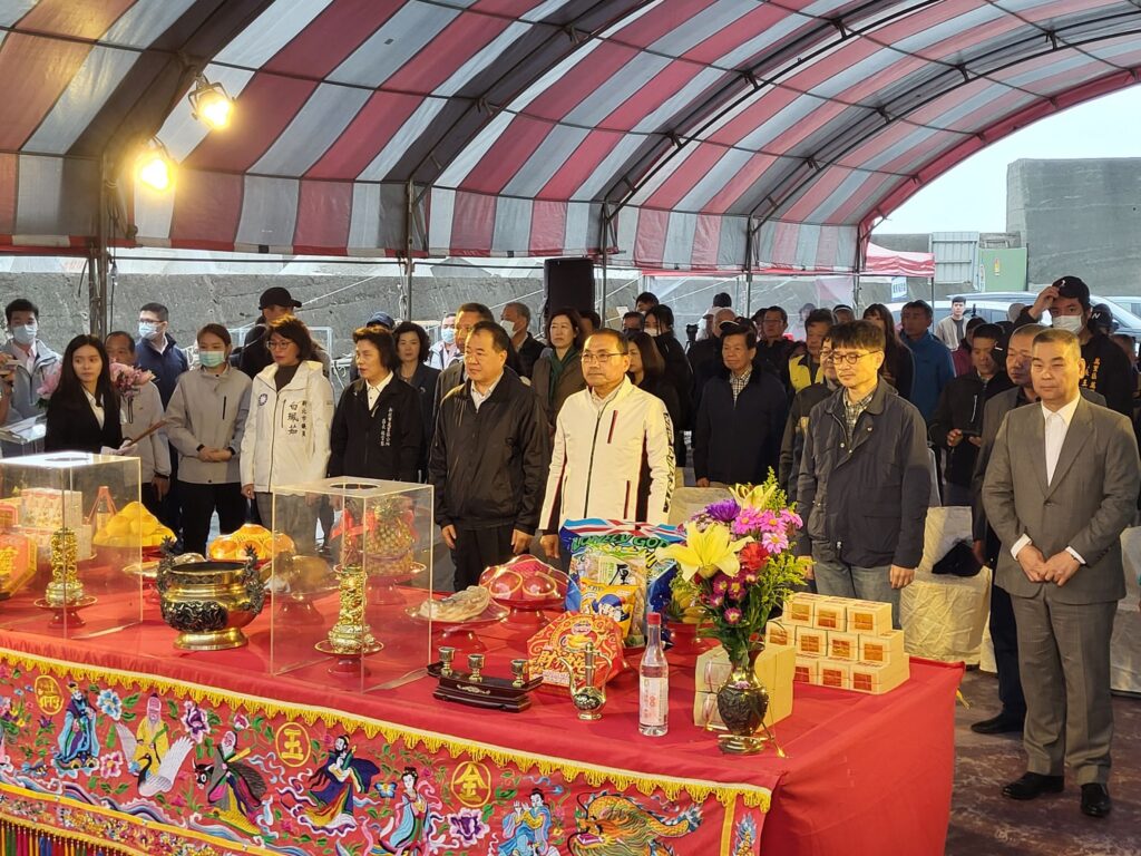 ▲出席開工大典的各界貴賓上香祈福願工程順利圓慢。(圖/新北市漁業處)
