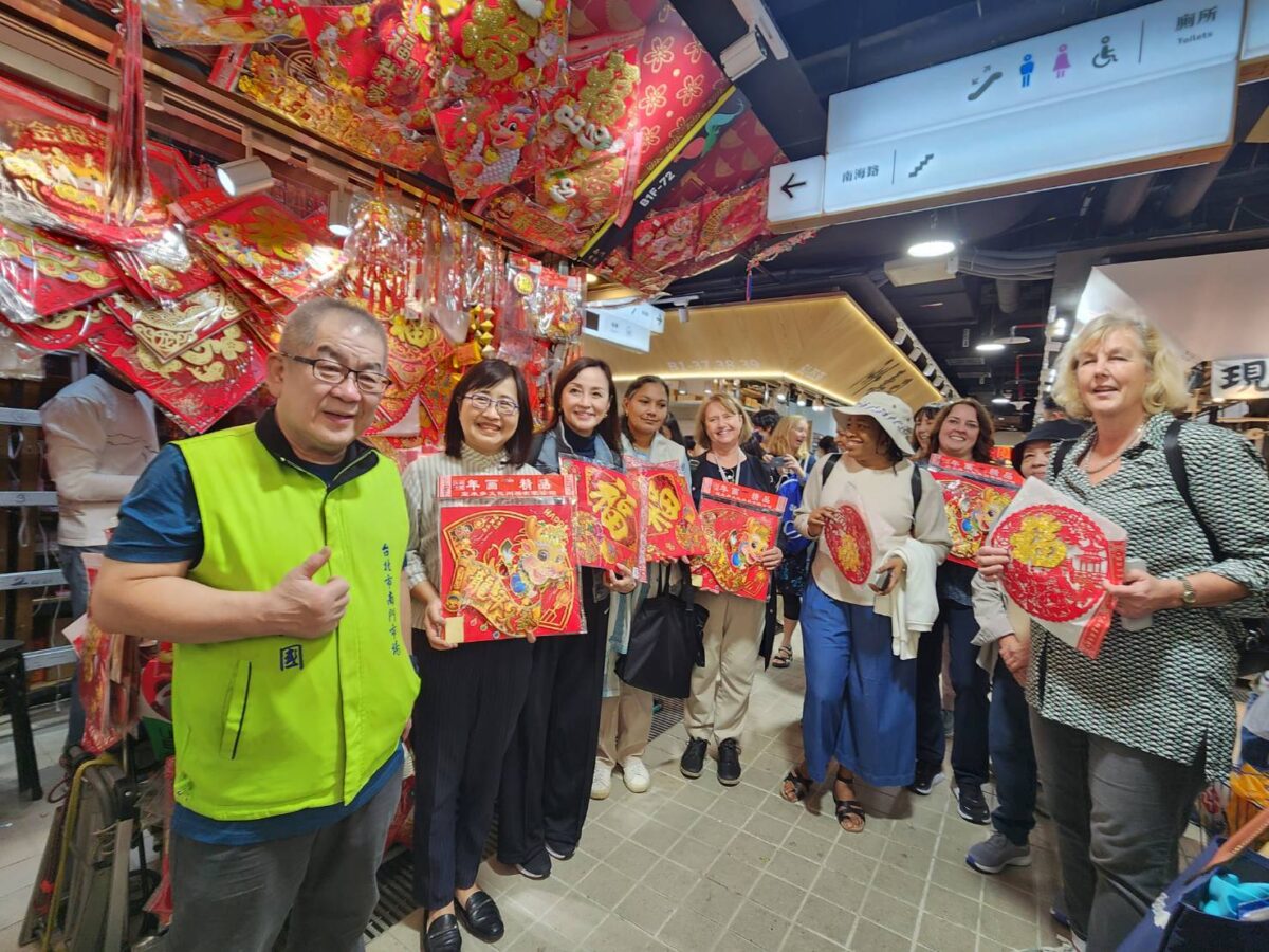 駐臺使節夫人參訪南門市場   林奕華帶領導購國際級觀光市場