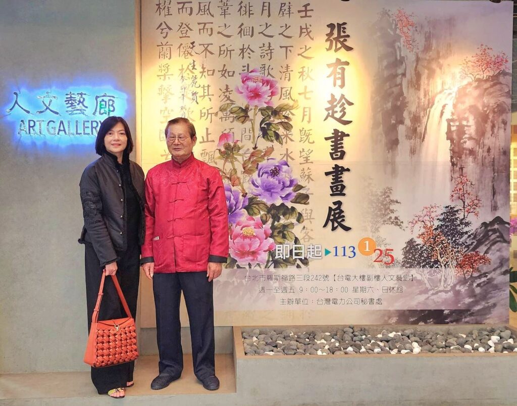 ▲嘉義同鄉會郭秋玲（左）也代表嘉義鄉親前來向張有趁老師個展開幕道賀。（記者 辛澎祥/攝）