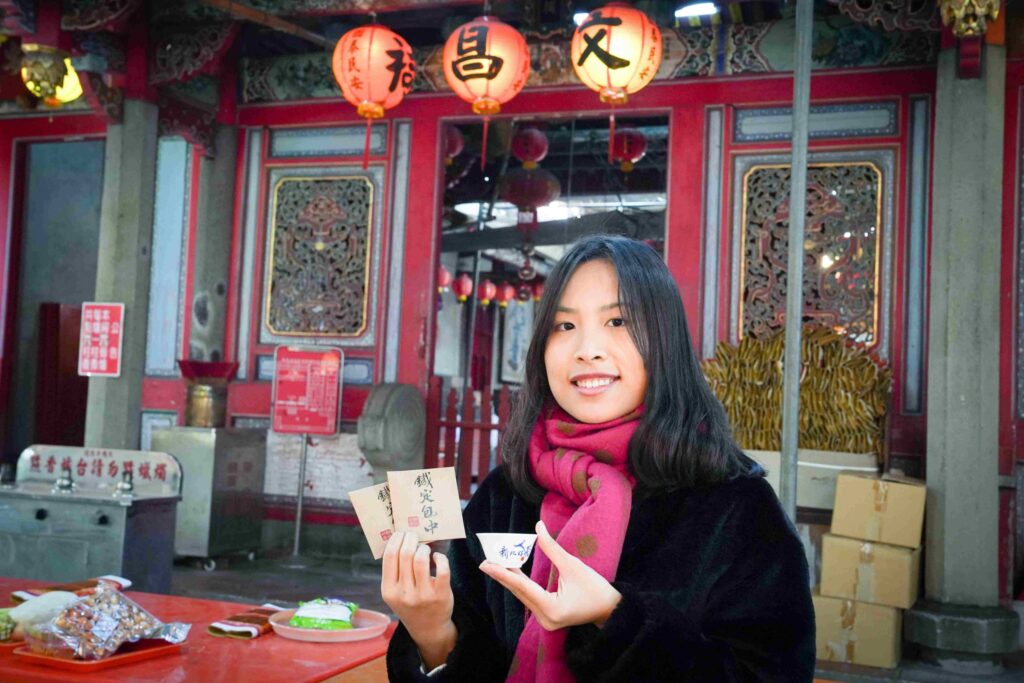 ▲青年學子拿到鐵定包中茶顯得格外開心。(圖/新北市農業局 提供)
