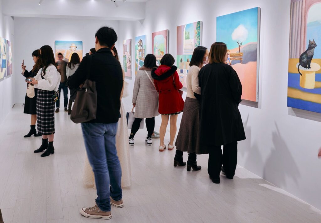 ▲「漠森氣」展覽開幕式上,展場湧入觀展民眾與藝文界人士,場面相當熱烈。(圖/江采馨 提供)