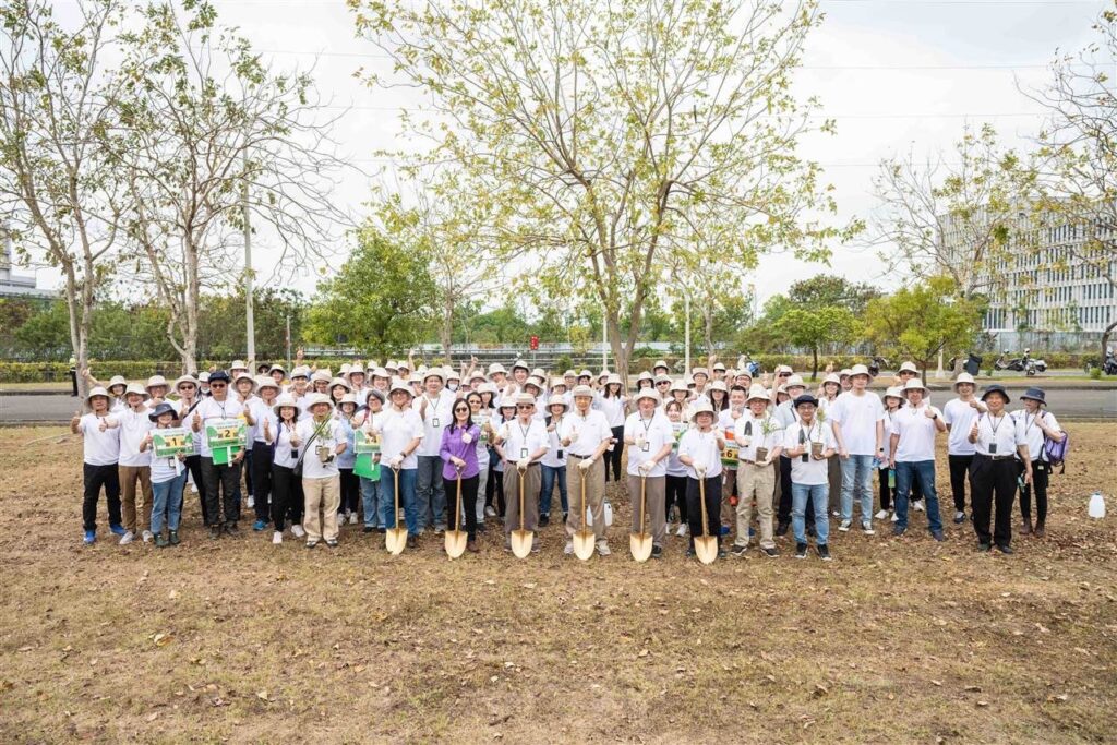 ▲2023 台灣高鐵員工參加「共植美好」植樹活動。(圖/台灣高鐵 提供)