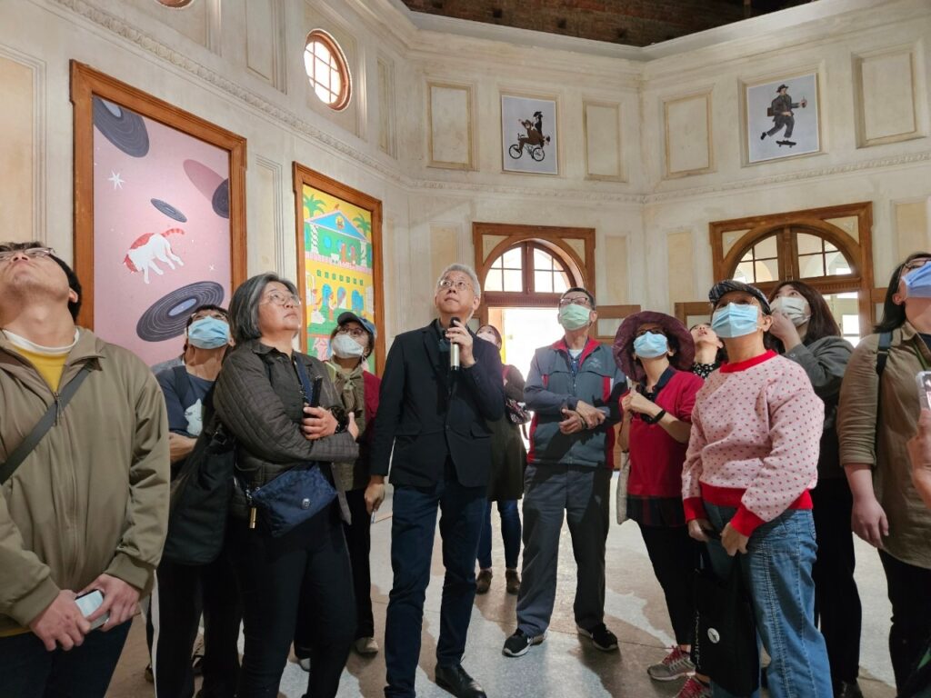 郭俊沛建築師於再造歷史現場講座活動帶領走讀。(圖/文化局提供)
