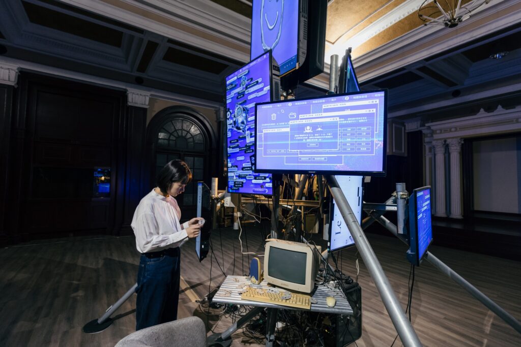 李明在充滿古典氛圍的中山廳創作「AI網咖」。(圖/文化局提供)