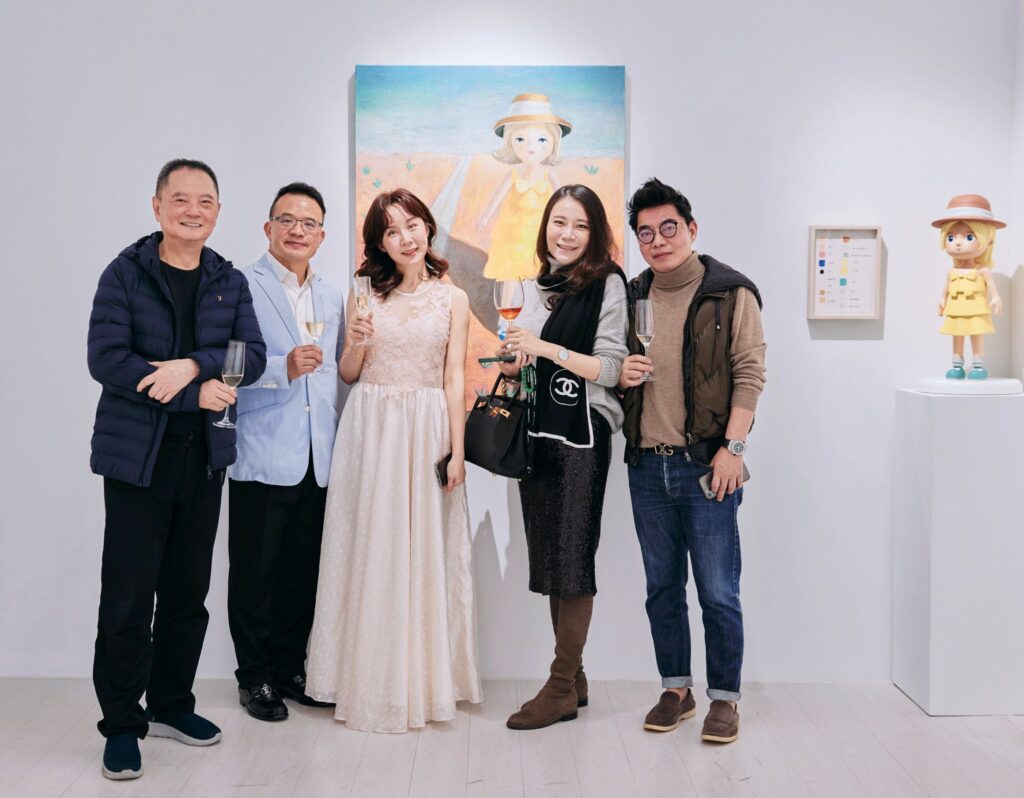 ▲「漠森氣」展覽開幕式上,多位企業界負責人親向江采馨(中)舉行個展表達道賀。(圖/江采馨 提供)