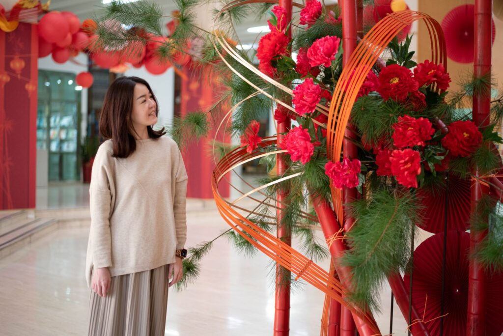 「葫蘆墩金龍獻吉祥」新春裝置藝術展以剖竹編織如緞帶扭轉的結構表現金龍意象。(圖/文化局提供)