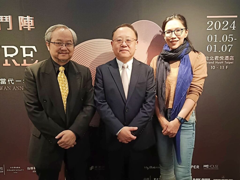 ▲文化部長史哲(中)與藝術未來策辦人張學孔(左)及視盟理事長何孟娟(右)為本屆藝術展覽活動的重要推手。(記者 辛澎祥/攝)