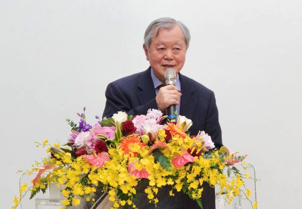▲臺藝大前造型藝術研究所所長蘇峰男教授,致詞時表達對楊企霞創作與教學方面成就的讚賞。(記者 辛澎祥/攝)