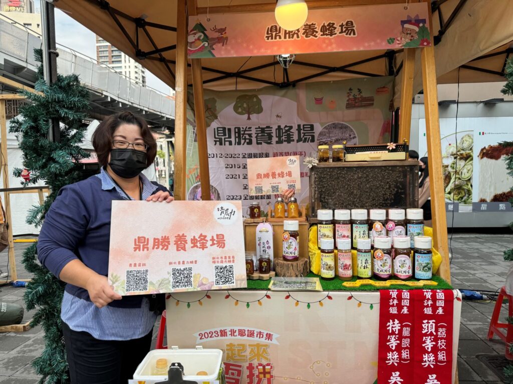 鼎勝養蜂場販售國產優質蜂蜜及蜂蜜禮盒。（圖/農業局提供）