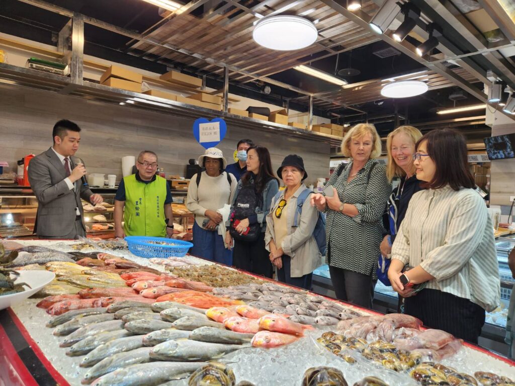 ▲林奕華副市長(右一)與使節夫人們熱烈討論臺灣傳統市場的食品與年節應景的情況。(圖/台北市產發局 提供)