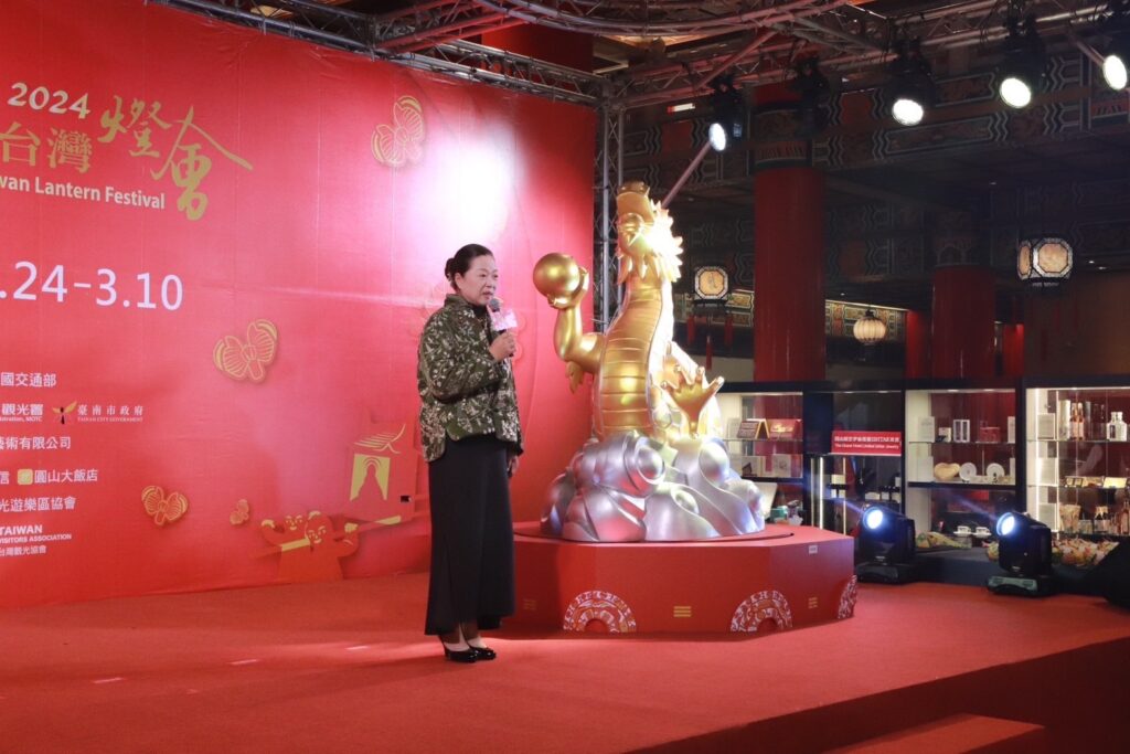 由彭力真操刀設計與製作的主燈具王者風範。(圖/交通部提供)