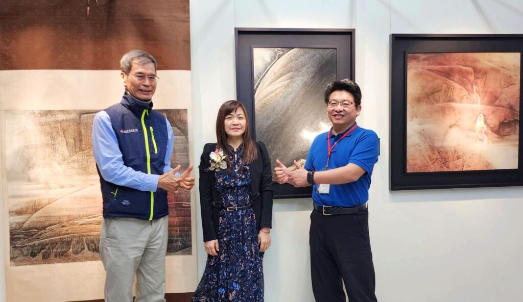 ▲東美館館長江愚(左)與竹美館館長葉于正(右)以館際合作與公私協力的模式,將楊企霞的個展完美呈現,樹立正面典範。(記者 辛澎祥/攝)