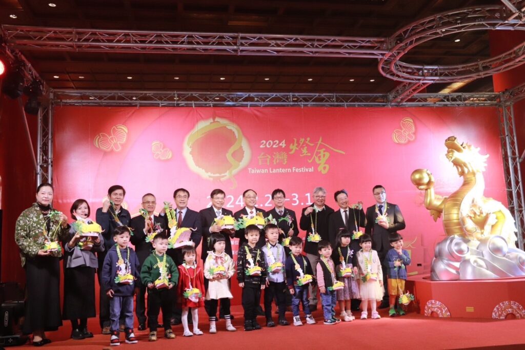 2024台灣燈會記者會,孩子們開心地將小提燈或拿或掛,與貴賓們一起合影。(圖/交通部提供)