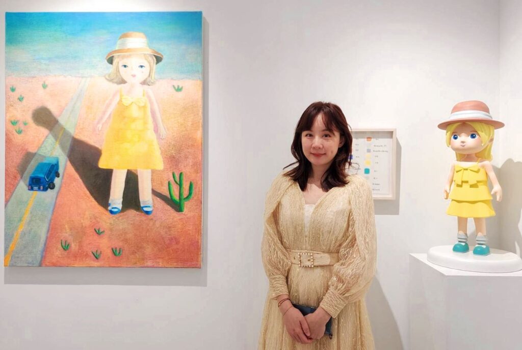 ▲江采馨個展中也展出她精心設計的IP辛蒂女孩與公仔,對應畫作極具雅趣。(記者 辛澎祥/攝)