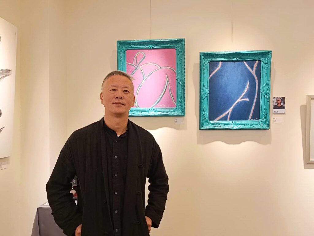 來自花蓮的藝術家郭正參在其作品《陰》、《陽》前留影。(記者 辛澎祥/攝)