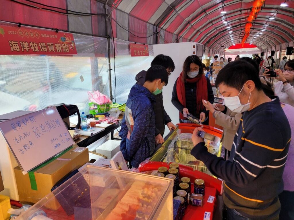 ▲民眾爭相搶購年貨,場面熱烈。(圖/新北農業局 提供)