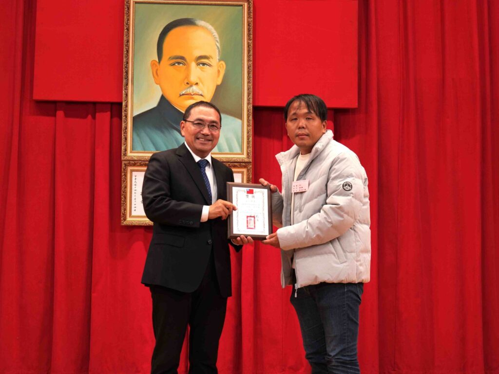 ▲侯友宜市長(左)頒獎表揚優秀農友。(圖/新北市農業局 提供)