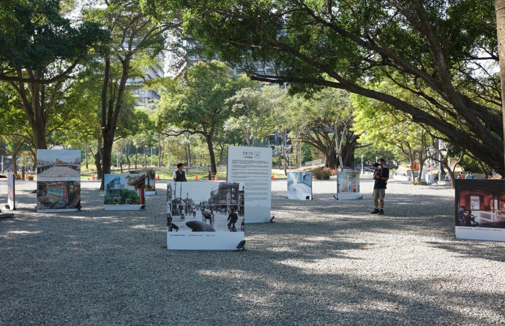 臺南國際攝影節展出之一水交社戶外作品。(圖/文化局提供)