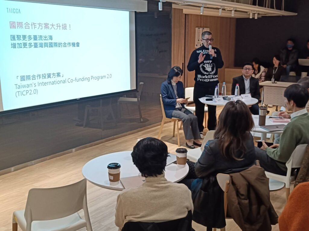 ▲文策院董事長蔡嘉駿(中立者)與影視製作業者溝通說明新政策方案,對引發業界的質疑與不滿並表達歉意。(記者 辛澎祥/攝)