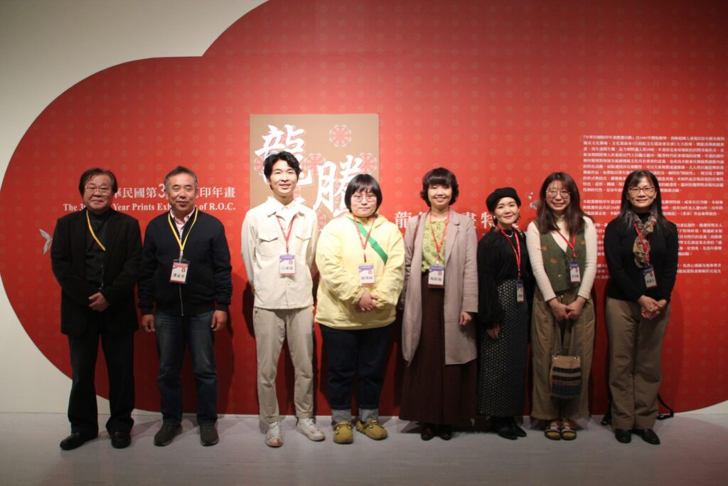 ▲出席國美館「龍騰福聚-龍年年畫特展」的名家與學子共聚一堂。(圖/國美館 提供)